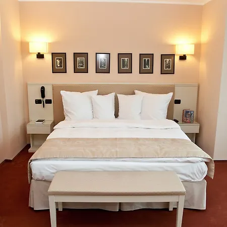 Ξενοδοχείο Paradis 4*